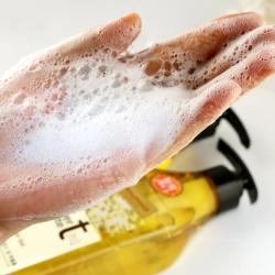 《贸》韩国进口 香草沐浴露 洋甘菊优雅清香 滋润清爽型沐浴液 550g